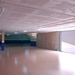 Imprimación de pintura antioxidante en puertas del parking