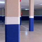 Aplicación de pintura plástica en columnas del parking