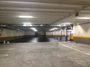 Pintado de superficie de asfalto previo lijado, aspirado e imprimación de epoxi al agua