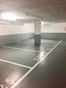 Pintar línies de places d'aparcament amb numeració al paviment