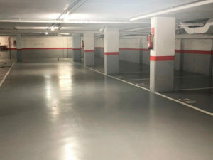 Pintar sòcals i parets del pàrquing amb franja de color