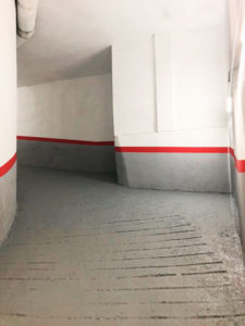 Pintar el sostre del pàrquing, previ enguixat