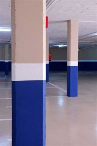 Aplicación de pintura plástica en columnas del parking